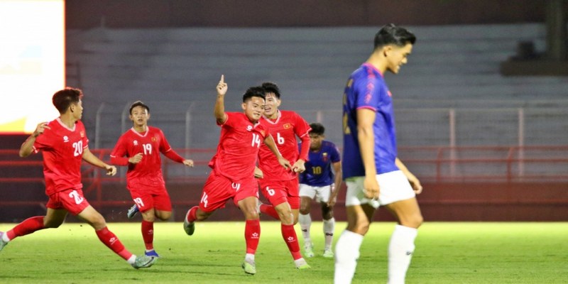 HLV U19 Việt Nam chỉ trích trọng tài trong trận gặp Myanmar 2 HLV U19 Việt Nam đã có những phản ứng dữ dội sau quyết định của trọng tài